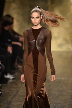 New york - 11 Şubat: model donna karan sonbahar kış 2013 toplama üzerinde 11 Şubat 2013 mercedes-benz moda haftası sırasında new York'ta pist finale yürüyor..