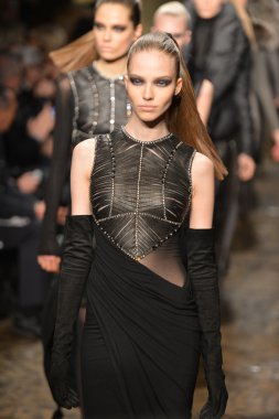 New york - 11 Şubat: modelleri, donna karan sonbahar kış 2013 toplama üzerinde 11 Şubat 2013 mercedes-benz moda haftası sırasında new York'ta pistin final yürümek.