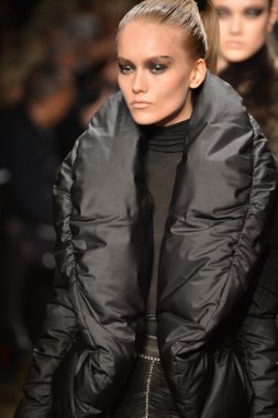 New york - 11 Şubat: modelleri, donna karan sonbahar kış 2013 toplama üzerinde 11 Şubat 2013 mercedes-benz moda haftası sırasında new York'ta pistin final yürümek.