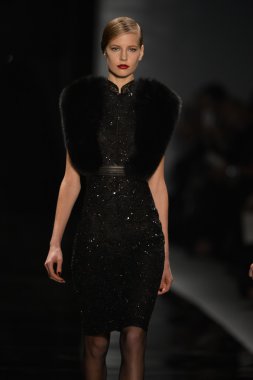 New york - 11 Şubat: reem acra sonbahar kış 2013 koleksiyon üzerinde 11 Şubat 2013 mercedes-benz moda haftası new york City, pist finale bir model yürür.