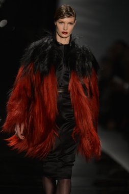 New york - 11 Şubat: reem acra sonbahar kış 2013 koleksiyon üzerinde 11 Şubat 2013 mercedes-benz moda haftası new york City, pist finale bir model yürür.