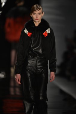 New york - 11 Şubat: reem acra sonbahar kış 2013 koleksiyon üzerinde 11 Şubat 2013 mercedes-benz moda haftası new york City, pist finale bir model yürür.