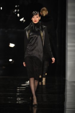 New york - 11 Şubat: reem acra sonbahar kış 2013 koleksiyon üzerinde 11 Şubat 2013 mercedes-benz moda haftası new york City, pist finale bir model yürür.