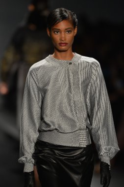 New york - 11 Şubat: reem acra sonbahar kış 2013 koleksiyon üzerinde 11 Şubat 2013 mercedes-benz moda haftası new york City, pist finale bir model yürür.