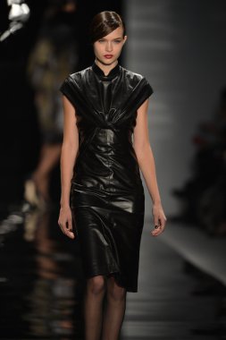 New york - 11 Şubat: reem acra sonbahar kış 2013 koleksiyon üzerinde 11 Şubat 2013 mercedes-benz moda haftası new york City, pist finale bir model yürür.