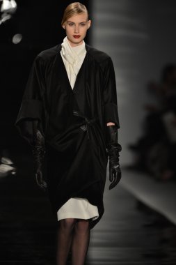 New york - 11 Şubat: reem acra sonbahar kış 2013 koleksiyon üzerinde 11 Şubat 2013 mercedes-benz moda haftası new york City, pist finale bir model yürür.