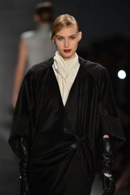 New york - 11 Şubat: reem acra sonbahar kış 2013 koleksiyon üzerinde 11 Şubat 2013 mercedes-benz moda haftası new york City, pist finale bir model yürür.