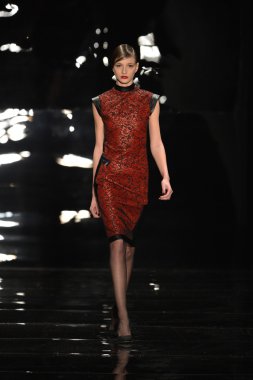 New york - 11 Şubat: reem acra sonbahar kış 2013 koleksiyon üzerinde 11 Şubat 2013 mercedes-benz moda haftası new york City, pist finale bir model yürür.