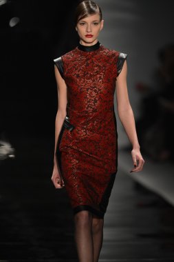 New york - 11 Şubat: reem acra sonbahar kış 2013 koleksiyon üzerinde 11 Şubat 2013 mercedes-benz moda haftası new york City, pist finale bir model yürür.