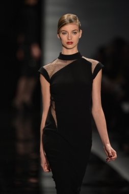 New york - 11 Şubat: reem acra sonbahar kış 2013 koleksiyon üzerinde 11 Şubat 2013 mercedes-benz moda haftası new york City, pist finale bir model yürür.