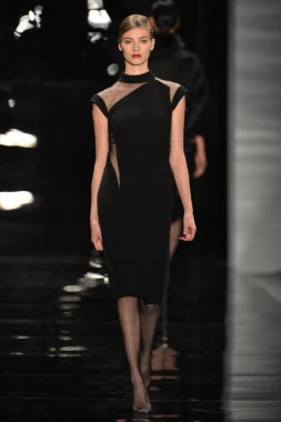 New york - 11 Şubat: reem acra sonbahar kış 2013 koleksiyon üzerinde 11 Şubat 2013 mercedes-benz moda haftası new york City, pist finale bir model yürür.