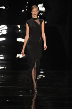 New york - 11 Şubat: reem acra sonbahar kış 2013 koleksiyon üzerinde 11 Şubat 2013 mercedes-benz moda haftası new york City, pist finale bir model yürür.