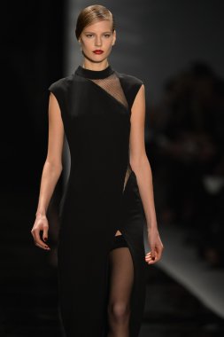 New york - 11 Şubat: reem acra sonbahar kış 2013 koleksiyon üzerinde 11 Şubat 2013 mercedes-benz moda haftası new york City, pist finale bir model yürür.