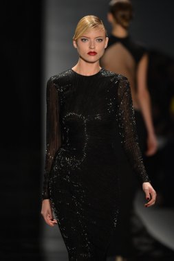 New york - 11 Şubat: reem acra sonbahar kış 2013 koleksiyon üzerinde 11 Şubat 2013 mercedes-benz moda haftası new york City, pist finale bir model yürür.