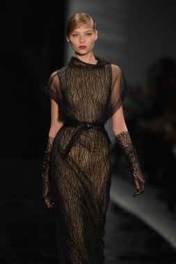 New york - 11 Şubat: reem acra sonbahar kış 2013 koleksiyon üzerinde 11 Şubat 2013 mercedes-benz moda haftası new york City, pist finale bir model yürür.