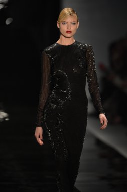 New york - 11 Şubat: reem acra sonbahar kış 2013 koleksiyon üzerinde 11 Şubat 2013 mercedes-benz moda haftası new york City, pist finale bir model yürür.