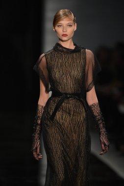 New york - 11 Şubat: reem acra sonbahar kış 2013 koleksiyon üzerinde 11 Şubat 2013 mercedes-benz moda haftası new york City, pist finale bir model yürür.