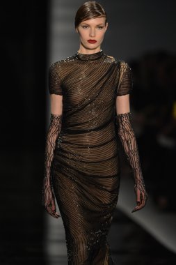 New york - 11 Şubat: reem acra sonbahar kış 2013 koleksiyon üzerinde 11 Şubat 2013 mercedes-benz moda haftası new york City, pist finale bir model yürür.