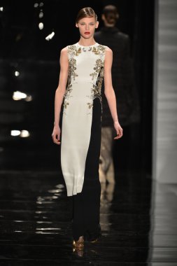 New york - 11 Şubat: reem acra sonbahar kış 2013 koleksiyon üzerinde 11 Şubat 2013 mercedes-benz moda haftası new york City, pist finale bir model yürür.