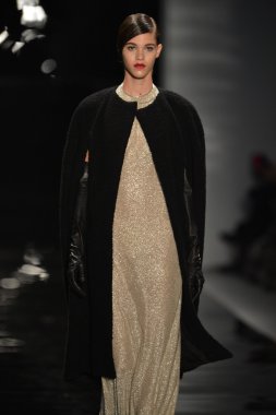 New york - 11 Şubat: reem acra sonbahar kış 2013 koleksiyon üzerinde 11 Şubat 2013 mercedes-benz moda haftası new york City, pist finale bir model yürür.