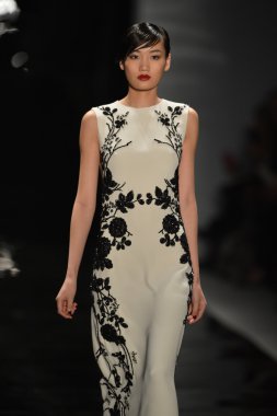 New york - 11 Şubat: reem acra sonbahar kış 2013 koleksiyon üzerinde 11 Şubat 2013 mercedes-benz moda haftası new york City, pist finale bir model yürür.