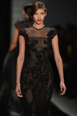 New york - 11 Şubat: reem acra sonbahar kış 2013 koleksiyon üzerinde 11 Şubat 2013 mercedes-benz moda haftası new york City, pist finale bir model yürür.