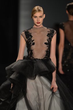 New york - 11 Şubat: reem acra sonbahar kış 2013 koleksiyon üzerinde 11 Şubat 2013 mercedes-benz moda haftası new york City, pist finale bir model yürür.