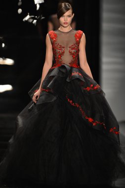 New york - 11 Şubat: reem acra sonbahar kış 2013 koleksiyon üzerinde 11 Şubat 2013 mercedes-benz moda haftası new york City, pist finale bir model yürür.