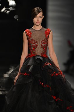 New york - 11 Şubat: reem acra sonbahar kış 2013 koleksiyon üzerinde 11 Şubat 2013 mercedes-benz moda haftası new york City, pist finale bir model yürür.