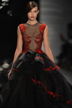 New york - 11 Şubat: reem acra sonbahar kış 2013 koleksiyon üzerinde 11 Şubat 2013 mercedes-benz moda haftası new york City, pist finale bir model yürür.