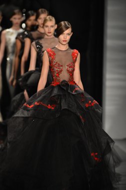 New york - 11 Şubat: modelleri, reem acra sonbahar kış 2013 koleksiyon üzerinde 11 Şubat 2013 mercedes-benz moda haftası new york City, pistin final yürümek.