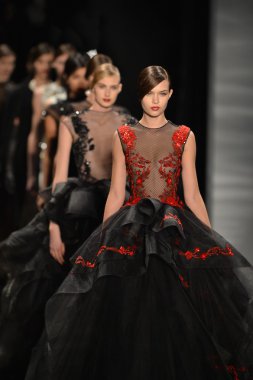 New york - 11 Şubat: modelleri, reem acra sonbahar kış 2013 koleksiyon üzerinde 11 Şubat 2013 mercedes-benz moda haftası new york City, pistin final yürümek.