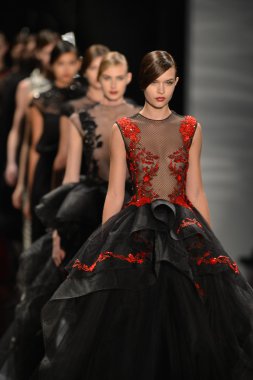 New york - 11 Şubat: modelleri, reem acra sonbahar kış 2013 koleksiyon üzerinde 11 Şubat 2013 mercedes-benz moda haftası new york City, pistin final yürümek.