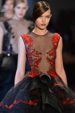 New york - 11 Şubat: modelleri, reem acra sonbahar kış 2013 koleksiyon üzerinde 11 Şubat 2013 mercedes-benz moda haftası new york City, pistin final yürümek.