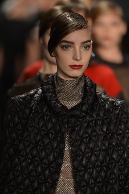 New york - 11 Şubat: modelleri, reem acra sonbahar kış 2013 koleksiyon üzerinde 11 Şubat 2013 mercedes-benz moda haftası new york City, pistin final yürümek.