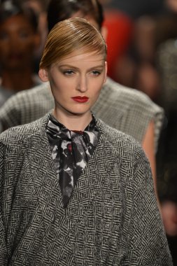 New york - 11 Şubat: modelleri, reem acra sonbahar kış 2013 koleksiyon üzerinde 11 Şubat 2013 mercedes-benz moda haftası new york City, pistin final yürümek.