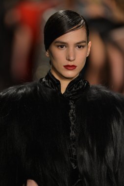 New york - 11 Şubat: modelleri, reem acra sonbahar kış 2013 koleksiyon üzerinde 11 Şubat 2013 mercedes-benz moda haftası new york City, pistin final yürümek.