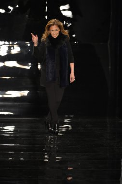 New york - 11 Şubat: reem acra sonbahar kış 2013 koleksiyon üzerinde 11 Şubat 2013 mercedes-benz moda haftası new york City, pist finale bir model yürür.