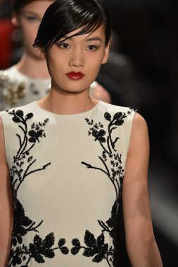 New york - 11 Şubat: modelleri, reem acra sonbahar kış 2013 koleksiyon üzerinde 11 Şubat 2013 mercedes-benz moda haftası new york City, pistin final yürümek.