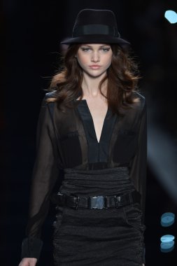 New york - Şubat 08: manken nicole miller sonbahar kış 2013 koleksiyon 8 Şubat 2013 mercedes-benz moda haftası new York'ta pist yürür.