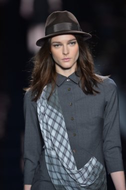 New york - Şubat 08: manken nicole miller sonbahar kış 2013 koleksiyon 8 Şubat 2013 mercedes-benz moda haftası new York'ta pist yürür.