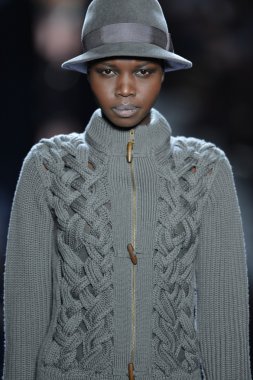 New york - Şubat 08: manken nicole miller sonbahar kış 2013 koleksiyon 8 Şubat 2013 mercedes-benz moda haftası new York'ta pist yürür.