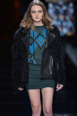 New york - Şubat 08: manken nicole miller sonbahar kış 2013 koleksiyon 8 Şubat 2013 mercedes-benz moda haftası new York'ta pist yürür.