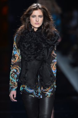 New york - Şubat 08: manken nicole miller sonbahar kış 2013 koleksiyon 8 Şubat 2013 mercedes-benz moda haftası new York'ta pist yürür.