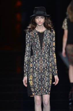 New york - Şubat 08: manken nicole miller sonbahar kış 2013 koleksiyon 8 Şubat 2013 mercedes-benz moda haftası new York'ta pist yürür.