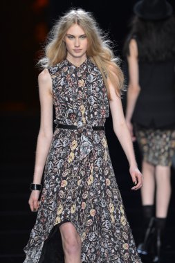 New york - Şubat 08: manken nicole miller sonbahar kış 2013 koleksiyon 8 Şubat 2013 mercedes-benz moda haftası new York'ta pist yürür.