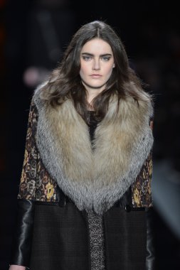 New york - Şubat 08: manken nicole miller sonbahar kış 2013 koleksiyon 8 Şubat 2013 mercedes-benz moda haftası new York'ta pist yürür.