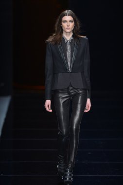 New york - Şubat 08: manken nicole miller sonbahar kış 2013 koleksiyon 8 Şubat 2013 mercedes-benz moda haftası new York'ta pist yürür.