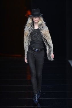 New york - Şubat 08: manken nicole miller sonbahar kış 2013 koleksiyon 8 Şubat 2013 mercedes-benz moda haftası new York'ta pist yürür.