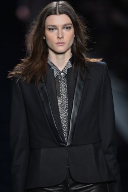 New york - Şubat 08: manken nicole miller sonbahar kış 2013 koleksiyon 8 Şubat 2013 mercedes-benz moda haftası new York'ta pist yürür.